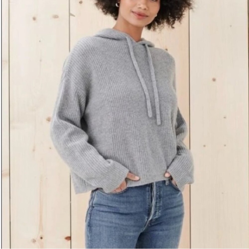 Jenni Kayne Light Gray Cropped Ribbed Knit Hoodie Sweater
